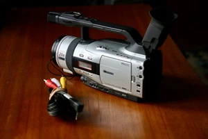 *Fully functioning* Canon XM2 PAL MiniDV Camcorder 20x Lens, 3CCD with Battery - Picture 1 of 8
