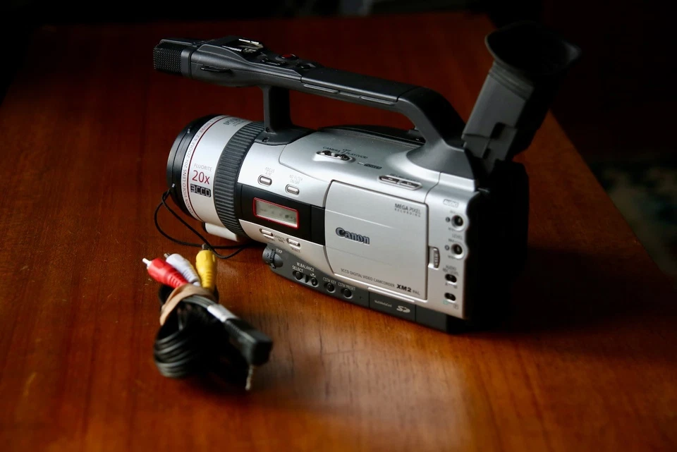 *Fully functioning* Canon XM2 PAL MiniDV Camcorder 20x Lens, 3CCD with Battery - Image 1 of 4