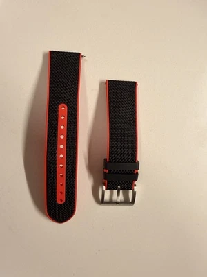 Correa de reloj de goma híbrida Christopher Ward 22 mm, roja/negra Foto 1 de 4