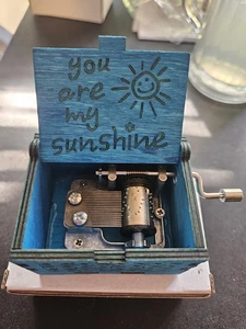 YOU ARE MY SUNSHINE "Mini" Handkurbel Holz geschnitzt Spieluhr blau Neuheit - Bild 1 von 7