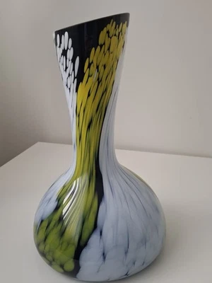 Moderne, mundgeblasene Vase aus der Glasbläserei Zwiesel - grün/schwsrz/weiß - Bild 1 von 2