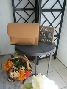 Borsa a tracolla Zoe Vegan di Pixie Mood in Honey-Spring Causebox 2020 RV $75 - Foto 1 di 4