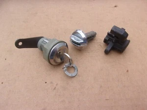 Nuevo de Lote Antiguo Mopar 1973 1974 Plymouth Barracuda Baúl y Guantera Juego de Cilindros de Bloqueo - Imagen 1 de 1