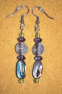 Pendientes artesanales hechos a mano con cáscara de abulón, piedra de peridoto y cuentas espirales de metal   - Imagen 1 de 1
