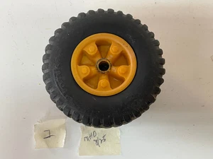 Neumático y llanta de goma perforada temprana Tonka Mighty para piezas #1A - Imagen 1 de 2
