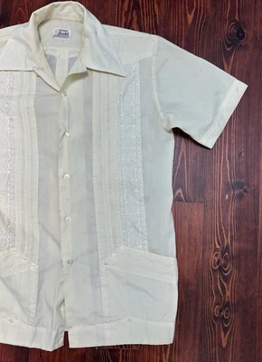 Camisa Guayabera Bardon Bronceada/Beige/Amarilla Con Intricantes Patrones Mediana Foto 1 de 4