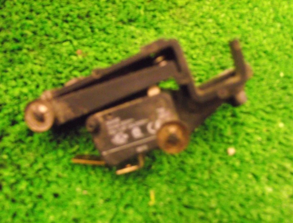 INTERRUPTOR DE PUERTA SECADORA DE TUMBLE CRUSADER 31439 Foto 1 de 1