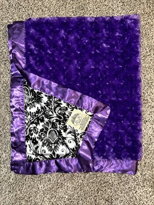 Manta de bebé L&K Designs roseta púrpura remolino y negro blanco satinado damasco Foto 1 de 4