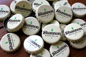 100 TAPPI BOTTIGLIA BIRRA SHANNON BREWING COLORE CREMA NO AMMACCATURE C NEGOZIO SPEDIZIONE VELOCE - Foto 1 di 1