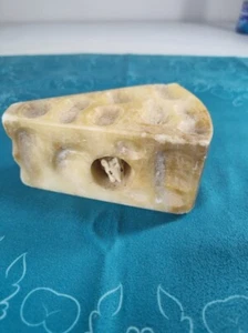 Vintage Italy Alabaster Stone Swiss Cheese Wedge With a Mouse Peeking Out - Imagen 1 de 11
