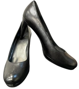 Stuart Weitzman Black Leather Width M Low Heeled Round Toe Court Shoes UK 9.5  - Picture 1 of 11