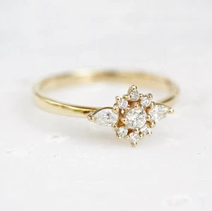 Anello da sposa stile grappolo tondo e pera moissanite lucida oro giallo 10 carati FN - Foto 1 di 3