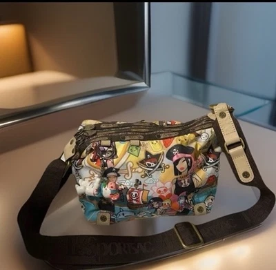 Bolso Bandolera Tokidoki LeSportsac Pirata - Cremallera Arco Iris con Dije Qee Bearbrick Foto 1 de 4