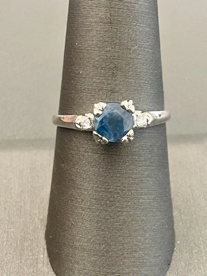 Anillo de platino de 1,28 quilates con zafiro azul y diamantes de 0,06 quilates. Talla 8 (C21) Foto 1 de 4