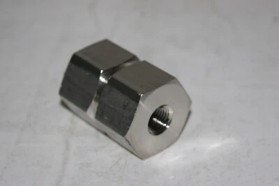 1/4 FNPT x 3/4 FNPT 316ss Hex Reducing Coupling Swagelok SS-12-HRCG-4 - Image 1 of 3