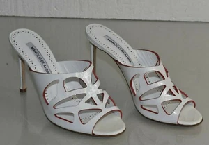 Nuevo Manolo Blahnik MOLLINASAN Charol Blanco Rojo Desliza Zapatillas 37 - Imagen 1 de 9
