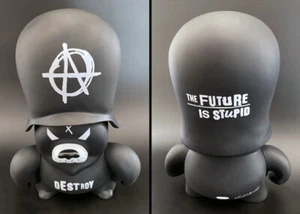 Frank Kozik SIGNIERT adFunture 10" Teddy Trooper Anarchy schwarz Neu im Karton signiert le - Bild 1 von 4