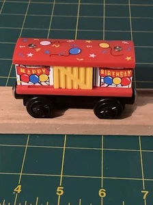Thomas The Train Happy Birthday Box Carro Madera Ferrocarril Puerta Corriente 2003 Raro T4 - Imagen 1 de 3