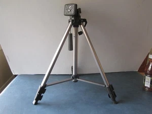 PRE-OWNED RCA TRIPOD--METAL EXPANDABLE LEGS WITH SNAP CLOSURES / CARRY CASE INCL - Picture 1 of 3
