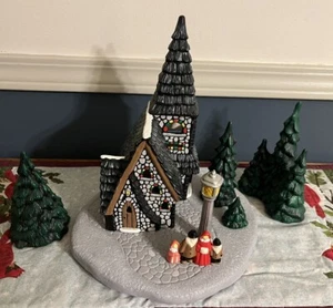 Vintage Keramik Bastler Weihnachtsszene mit Karolinern, Kirche, Bäumen & Laternenmast - Bild 1 von 12