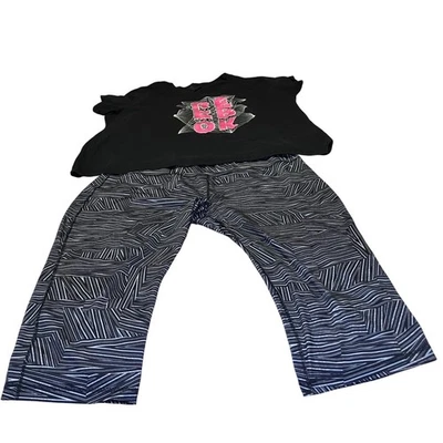 Camiseta Reebok Feminina Tamanho XXL Preta Gráfica Decote V e Capris de Treino de Pele Danskin - Imagem 1 de 4