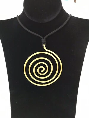 Collar Colgante Espiral Grande, Metal Martillado, Varios Colores, Hecho a Mano, 2.5"h NUEVO Foto 1 de 4