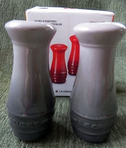 Juego de saleros y pimenteros Le Creuset gris carbón "PIEDRA" NUEVO/CAJA - Imagen 1 de 3