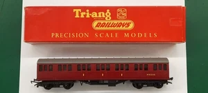 Triang Railway R.121 BR Surburban Composite Coach 00 Gauge - Picture 1 of 3