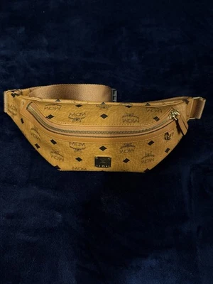 Riñonera MCM de cuero para hombre Foto 1 de 4