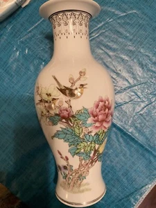 A Fine Chinese Famille Rose Porcelain Vase - Picture 1 of 5