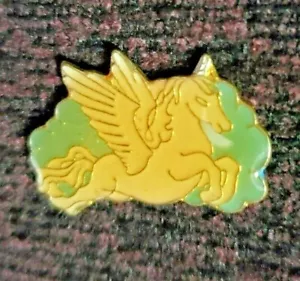 Vintage Emaille weiß Einhorn/Pegusas auf hellblau Größe 3/4" Länge x 1" breit - Bild 1 von 1