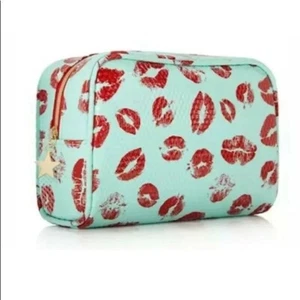Macy’s Reisetasche Lip Print türkis Kosmetik von Macha Beauty NEU - Bild 1 von 4