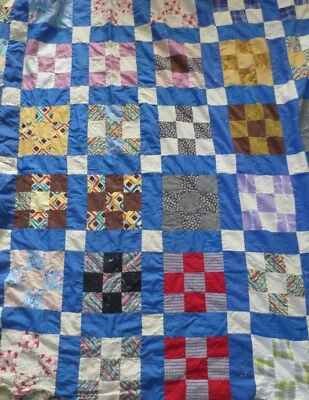 Edredón cosido a máquina de retazos cuadrados vintage de 9 caniches artesanales de 81" x 70" Foto 1 de 4