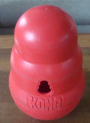 Dispensador de golosinas grande rojo KONG Wobbler juguete de estimulación mental para perros con peso Foto 1 de 4