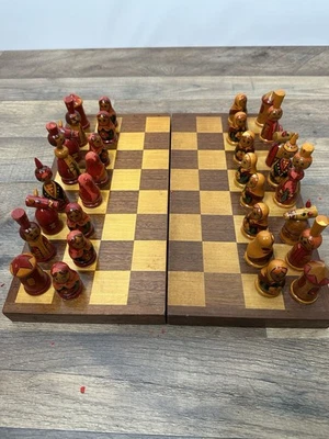 Juego de ajedrez de madera pintado a mano arte popular muñecas rusas vintage tablero plegable Foto 1 de 4