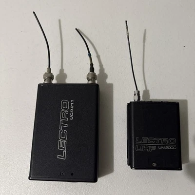 LECTROSONICS UCR 211 & Lectrosonics UM 200C Block 26 665.6 - 691.1 MHz wAntennas - Image 1 of 4