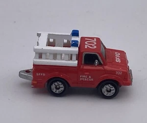 Camión de bomberos y rescate vintage Micro Machines Galoob 1986 escalera roja 702 SFFO - Imagen 1 de 6