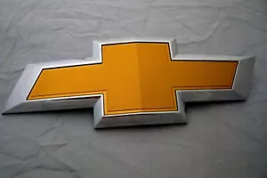 Genuine GM OEM 2019-20 Silverado 1500 Chevrolet Bow tie # 23400420 - Picture 1 of 6