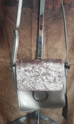 Bolsa tiracolo T-Shirt & Jeans Co rosa veludo esmagado, prata couro ecológico nova com etiquetas - Imagem 1 de 4