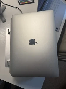 Apple MacBook Pro 2022 13.3inch Silver /BC CPU/10C GPU/24GB/2TB/KB-US - Picture 1 of 5