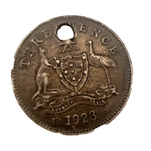 Moneda circulada de tres peniques Australia 1923 con agujero para joyería hallazgo raro - Imagen 1 de 7