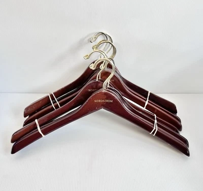 Lote de 9 perchas de madera para trajes de abrigo NORDSTROM con acento dorado de armario Foto 1 de 3