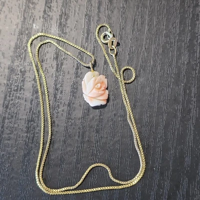 Collar de oro vintage con colgante de coral de piel de ángel tallado en plata de ley Foto 1 de 4