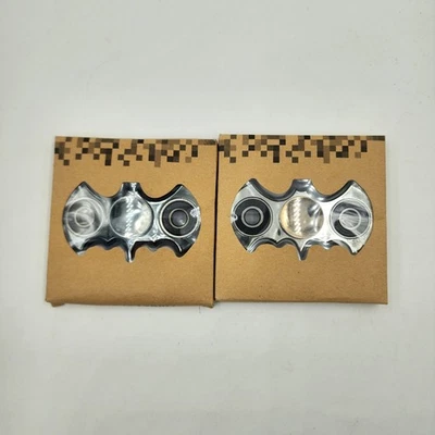 Lote de 2 hilanderos inquietos con logotipo de Batman de metal (cromo negro y plata) Foto 1 de 4