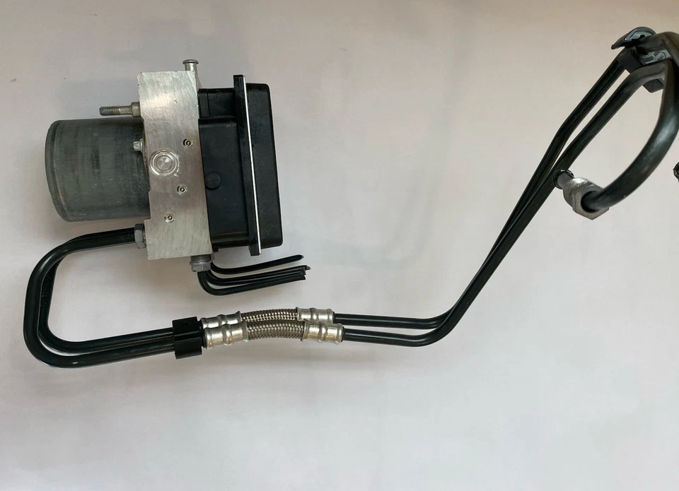 2010 - 2013 Land Rover LR4 Range Rover Sport ABS pump module 0 265 950 780 - Image 1 of 4