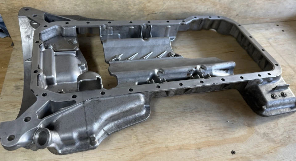 Верхний масляный поддон двигателя 03–06 Mercede R230 SL500 E500 CLK500 M113 1130141202 от оригинального производителя - Изображение 1 из 4