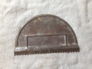 Vintage Metall Halbmond Zementschaber Werkzeug Kleber Streuer mit Wellenschliff 6" - Bild 1 von 2