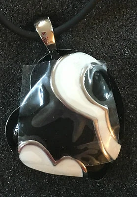 Bella Collana Con Cuore Asimmetrico (Nero-Bianco-Silvere) - Immagine 1 di 4