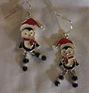 Orecchini Pinguino Babbo Natale. Orecchini traforati smaltati.  2832 - Foto 1 di 3