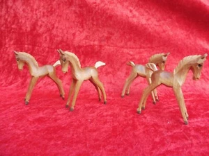 4 schöne , kleine Holzfiguren , Pferde ( Fohlen )  , Holz geschnitzt   - Bild 1 von 4